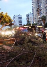 Antalya'da Dolu ve Fırtına: 3 Yaralı