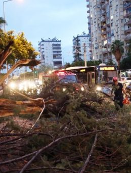 Antalya'da Dolu ve Fırtına: 3 Yaralı