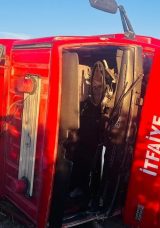 Antalya'da Yangın S&ouml;nd&uuml;rme Aracı Kazaya Karıştı: 2 Yaralı!