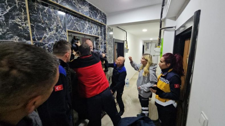 Asansörde Mahsur Kaldı, Dakikalar İçinde Kurtarıldı