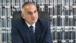 Bakan Ersoy Duyurdu: Türkiye 2024'te 62 Milyon Ziyaretçi Ağırladı, 61 Milyar Dolar Gelir Elde Etti