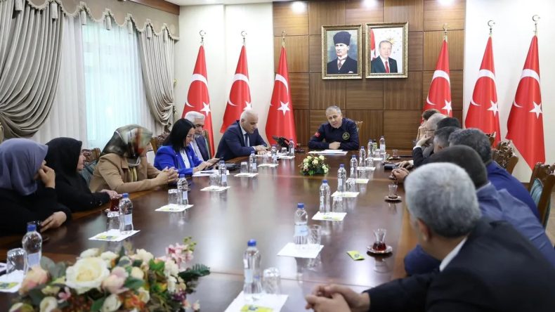 Bakan Yerlikaya, 'Diyarbakır Anneleri' ile Buluştu