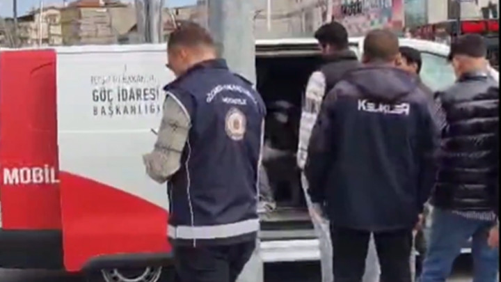 Bakan Yerlikaya: 169 Göçmen Kaçakçılığı Organizasyon Üyesi ve 783 Düzensiz Göçmen Yakalandı