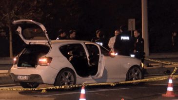 Bakırk&ouml;y'de 'Dur' İhtarına Uymayan S&uuml;r&uuml;c&uuml;, 5 Polis Aracına &Ccedil;arpıp Vurularak Yakalandı!