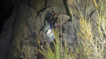 Balık Avlamak i&ccedil;in Kayalıklara &Ccedil;ıkan İki Gen&ccedil; Kurtarıldı