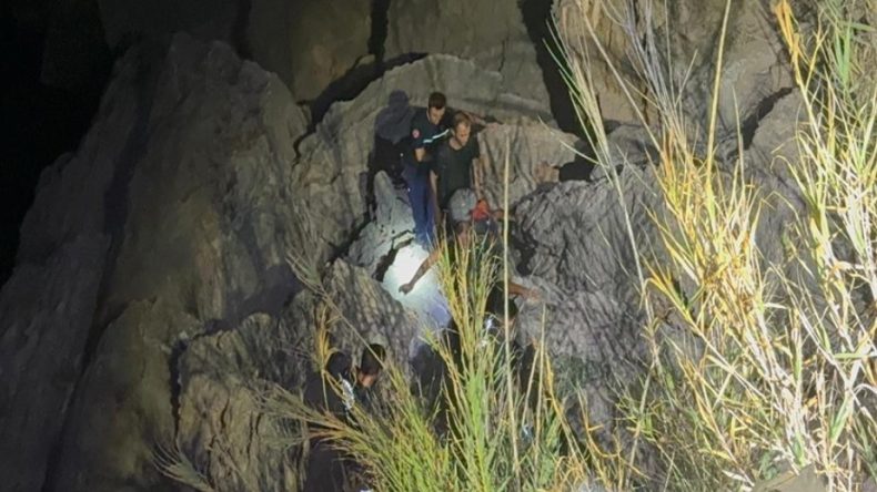 Balık Avlamak için Kayalıklara Çıkan İki Genç Kurtarıldı
