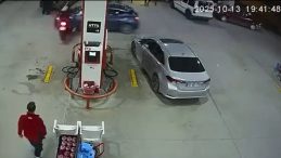Balıkesir'de Akaryakıt İstasyonunda Kaza: Motosiklet ve Otomobil Çarpıştı!