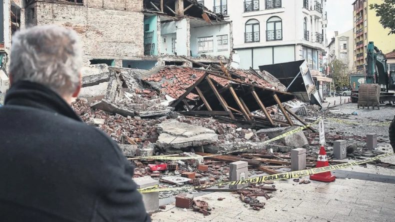 Balıkesir'de Deprem Fırtınası