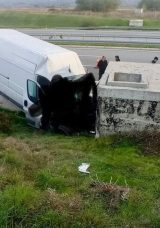 Balıkesir'de Feci Kaza! Minib&uuml;s Beton Bloğa &Ccedil;arptı: 2 &Ouml;l&uuml;, 1 Yaralı