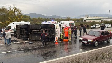 Bartın'da Tekstil İş&ccedil;ilerini Taşıyan Servis Devrildi: 1 Can Kaybı, 19 Yaralı