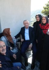 Başkan Erdoğan, G&uuml;neysu'da Komşularıyla Bir Araya Geldi