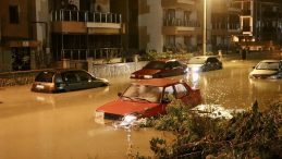 Bergama Sel Felaketiyle Yüzleşti! Dere Taştı, Evleri Su Bastı