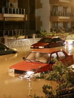 Bergama Sel Felaketiyle Yüzleşti! Dere Taştı, Evleri Su Bastı