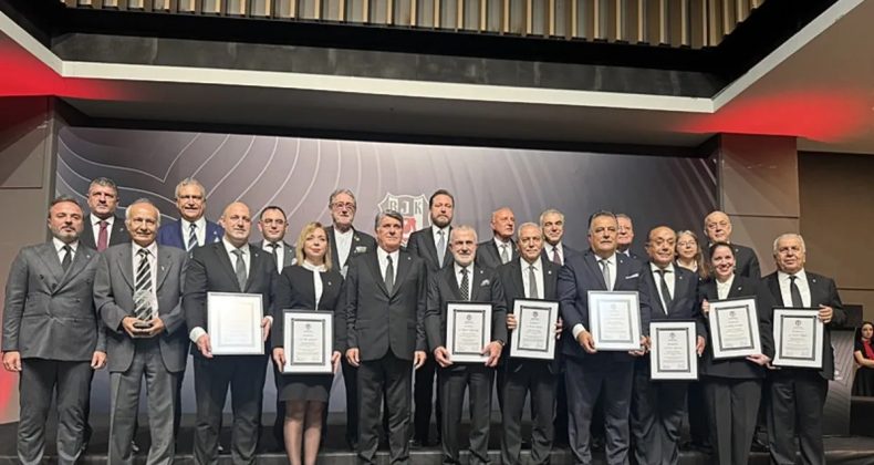 Beşiktaş'ta Divan Kurulu Başkanlığına seçilen Ahmet Ürkmezgil mazbatasını aldı!