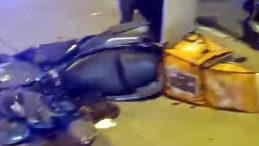 Beylikd&uuml;z&uuml;'nde Kontrols&uuml;z Şerit Değiştiren Otomobil Dehşet Sa&ccedil;tı; Kaza Kask Kamerasında