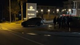 Beylikdüzü'nde Motosikletli Şahıslar Otomobili Taradı