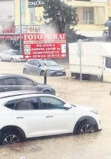 Bir saatlik yağış hayatı fel&ccedil; etti