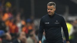 Bodo/Glimt'in teknik direktörü Kjetil Knutsen kulak tıkacı taktı!