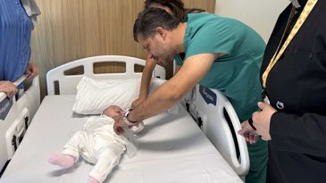 B&ouml;lgede ilk kez ger&ccedil;ekleşti! Bilimsel yayınlarda bildirilen 38. vaka: 20 g&uuml;nl&uuml;k bebeğe 'iman tahtası' yapıldı