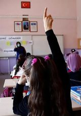 Bug&uuml;n okullar tatil mi, yarım g&uuml;n m&uuml; olacak, yoklama alınacak mı? İşte 28 Ekim Salı okullardaki son durum g&uuml;ndemde!