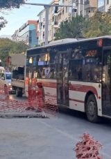 Bunun Adı İş Bilmezlik! Karşıyaka'da Zamansız Başlatılan Altyapı &Ccedil;alışması Trafiği Kilitledi