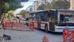 Bunun Adı İş Bilmezlik! Karşıyaka&apos;da Zamansız Başlatılan Altyapı Çalışması Trafiği Kilitledi