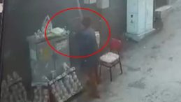 Bursa'da Hırsızlık Anı Kamerada: Tezgahta Bırakılan Telefon Böyle Çalındı!