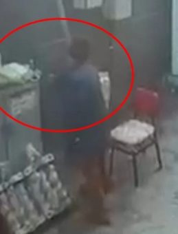 Bursa'da Hırsızlık Anı Kamerada: Tezgahta Bırakılan Telefon Böyle Çalındı!