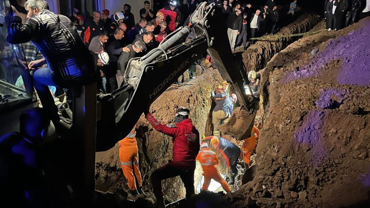 Bursa'da Kanalizasyon Çukurunda Göçük: 2 Kişi Hayatını Kaybetti