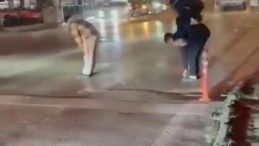 Bursa'da Trafiği Hiçe Sayan Gençlerin Tehlikeli Oyunu: Yaya Geçidinde Birdirbir