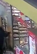 Cam Kapıya Dikkat Etmedi: Yere D&uuml;şt&uuml;!