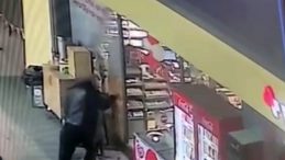 Cam Kapıya Dikkat Etmedi: Yere Düştü!