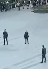&Ccedil;ağlayan Adliyesi &Ouml;n&uuml;nde Gergin Anlar: İntihar Girişimi ve Yaralanma!