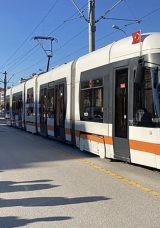 A&ccedil;ılan servis kapısına tramvay &ccedil;arptı: 3 yaralı!