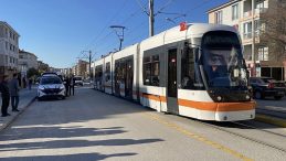 Açılan servis kapısına tramvay çarptı: 3 yaralı!