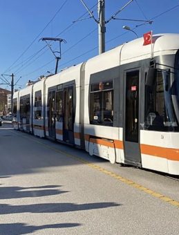 Açılan servis kapısına tramvay çarptı: 3 yaralı!