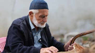 &Ccedil;ocukluğunda Dayısından &Ouml;ğrendi: 69 Yıldır Dağdan Toplayıp D&ouml;n&uuml;şt&uuml;rerek &Ccedil;evresine Hediye Ediyor