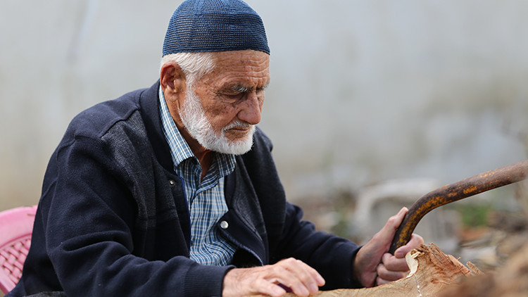 Çocukluğunda Dayısından Öğrendi: 69 Yıldır Dağdan Toplayıp Dönüştürerek Çevresine Hediye Ediyor