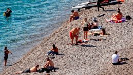 Çoğu Yerde Kış Bastırdı, Ancak Burada Hâlâ Yaz Havası Hakim