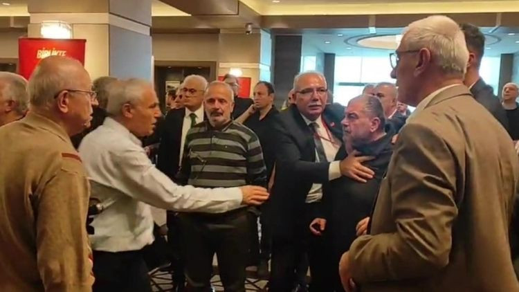 CHP Kongresinde Arbede! Yaralılar Var