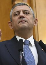 CHP'nin Medyasında Gerginlik Artıyor! &Ouml;zg&uuml;r &Ouml;zel Hakkında Şok İddia: Beni Kovulmamı O İstedi!