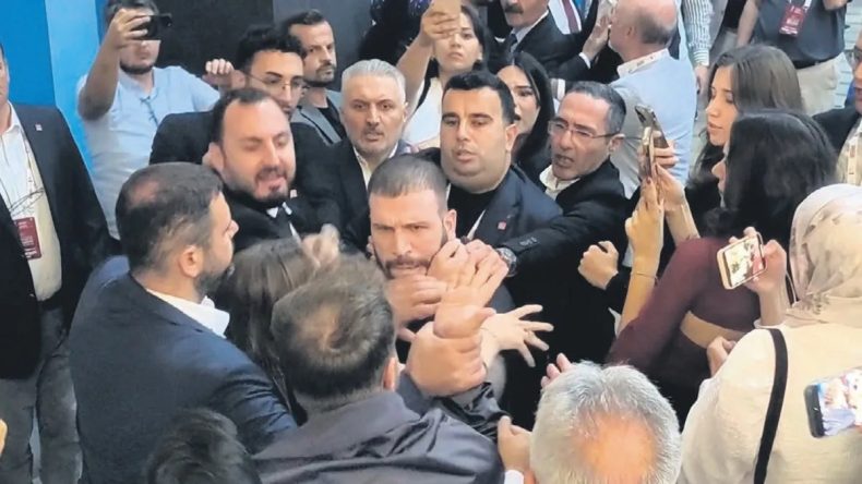 CHP’nin Kongrelerinde Değişmeyen Manzara: Yumruksuz Olan Yok