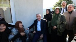 Cumhurbaşkanı Erdoğan Rize'de… Komşularıyla sohbet etti, Ayder Yaylası'nı ziyaret etti