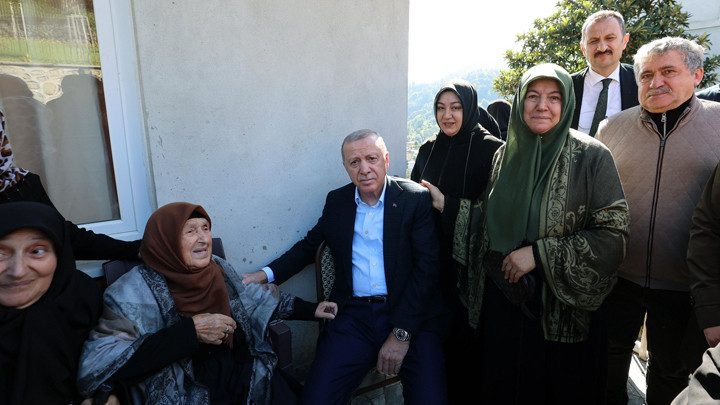 Cumhurbaşkanı Erdoğan Rize'de… Komşularıyla sohbet etti, Ayder Yaylası'nı ziyaret etti