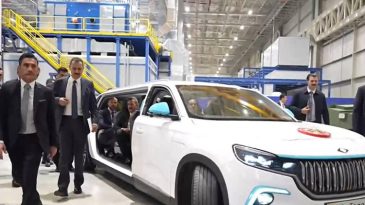 Cumhurbaşkanı Erdoğan, tank t&ouml;renine &ouml;zel tasarım TOGG ile geldi
