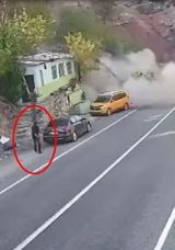 Dağdan Kopan Kaya Par&ccedil;asından Son Anda Kurtuldu