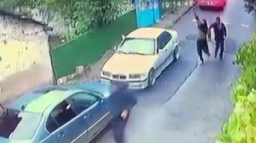 Dehşet anları kamerada: Sokak ortasında ka&ccedil;ırdılar