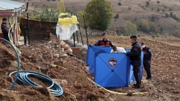 Dehşet sa&ccedil;tı&hellip; Komşusunu &ouml;ld&uuml;r&uuml;p jandarma ile &ccedil;atışan katil zanlısı hayatını kaybetti