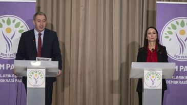 DEM Parti Eş Genel Başkanları Bakırhan ve Hatimoğulları Basın Toplantısı D&uuml;zenledi