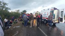 Denizli'de Feci Kaza! Midibüs Devrildi: Yağmur ve Yaralılar Var